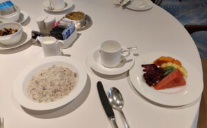 vorbeiteter Frühstückstisch