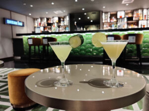 Cucumber Ginger Gimlet und Hawaiian Martini