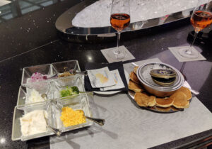 iranischer Kaviar mit Blinis und Toppings