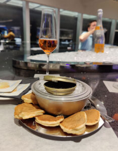 iranischer Kaviar mit Blinis und Toppings