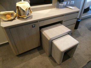 Hocker mit Tisch