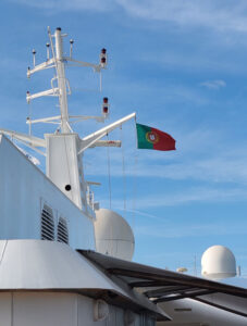 und am Hauptmast die Flagge von Portugal