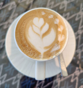 Cappuccino im Yacht Club Café