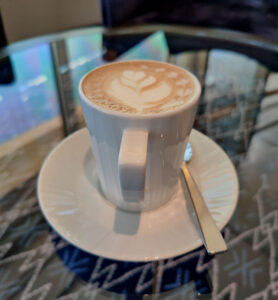 Cappuccino im Yacht Club Café