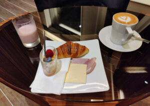 Kleines Frühstück im Yacht Club Café