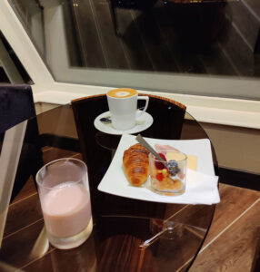 Kleines Frühstück im Yacht Club Café