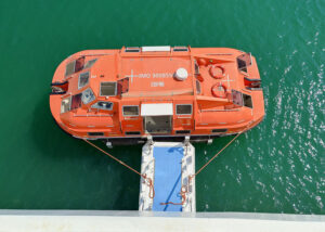 Tenderplattform mit Rettungsboot