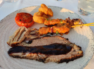 Salt-Cured Pork Belly, Coffee-Crusted Prime Brisket und Thai Chicken Satés