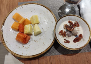 Obst und Bircher Müsli