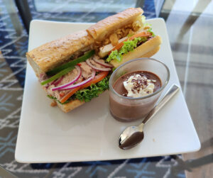 kleines Mittagessen im Yacht Club Café