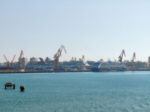 Carnival Paradise und Azamara Pursuit