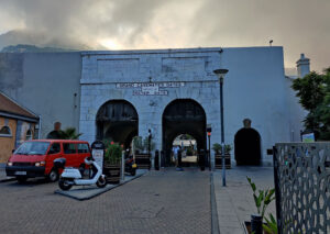 Eingang zum Casemates Square