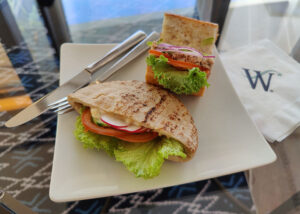 kleiner Snack im Yacht Club Café