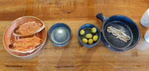 Brot, Oliven, Anchovis
