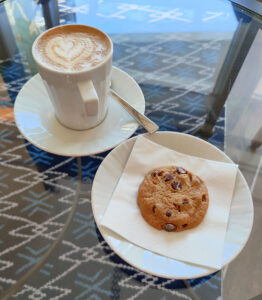 Cappuccino und Cookie