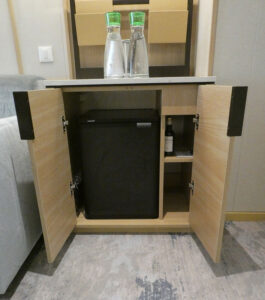 Unterschrank mit Minibar