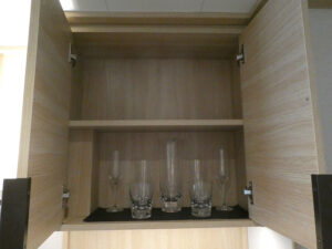 Oberschrank mit Gläsern