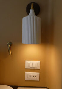 Lampe und Steckdosen rechts