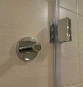 Kleiderhaken neben der Dusche