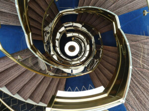 Wedeltreppen im Atrium von oben