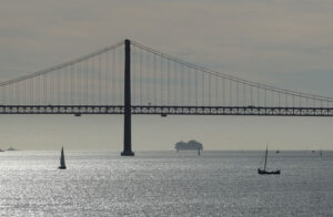 Ponte 25 de Abril mit der MSC Virtuosa