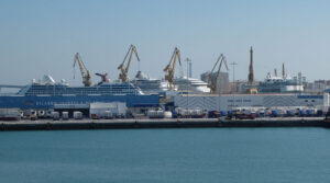 Blick zu den Schiffen im Industriehafen