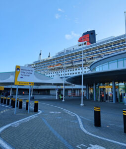 Queen Mary 2 am City Cruise Terminal