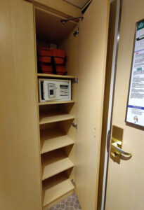 Schrank mit Ablagen