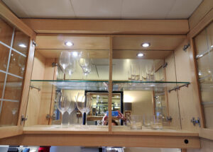 Oberschrank mit Gläsern