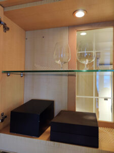 Oberschrank mit Gläsern und Boxen