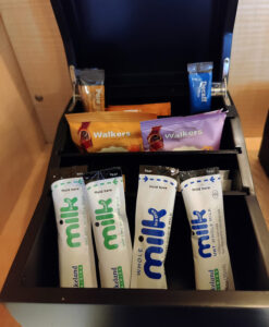 Milch, Zucker, Tee, Cookies