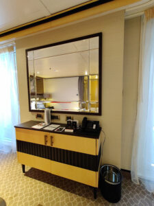 Sideboard mit Spiegel