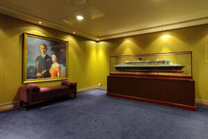 Prinz Philip und Queen Elizabeth mit Schiffsmodell