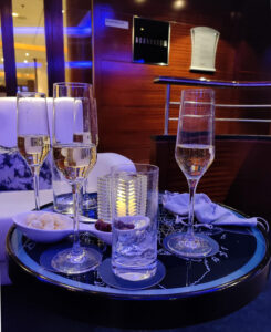 Champagner mit der Gruppe im Commodore Club