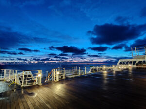blaue Stunde auf der Queen Mary 2