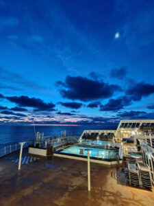 blaue Stunde auf der Queen Mary 2