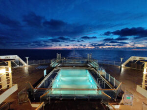 blaue Stunde auf der Queen Mary 2