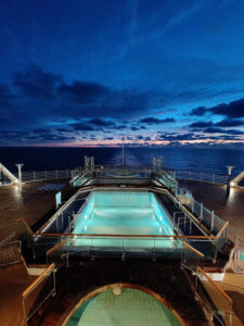 blaue Stunde auf der Queen Mary 2
