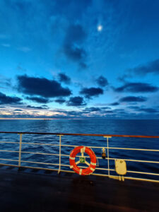 blaue Stunde auf der Queen Mary 2