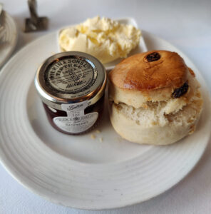 Rosinen-Scone mit Clotted Cream und Himbeermarmelade