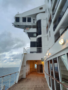 Blick zur Brücke von Deck 7