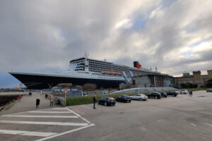 Queen Mary 2 in Cherbourg