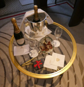 Glastisch mit Welcome Champagne und Pralinen