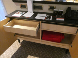 Sideboard mit Spiegel
