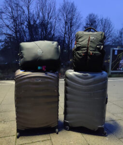 mit der S-Bahn zum Flughafen zur blauen Stunde