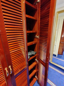 Schrank mit Ablagen