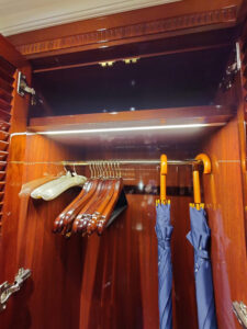 Hängeschrank mit Regenschirmen