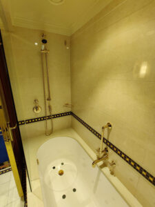 Badewanne mit Dusche