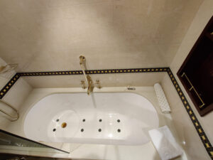 Badewanne mit Dusche