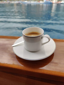 Ausprobieren der Kaffeemaschine